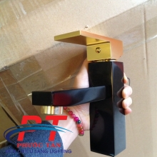 Vòi lavabo vuông đen tay vàng VLVB-87601