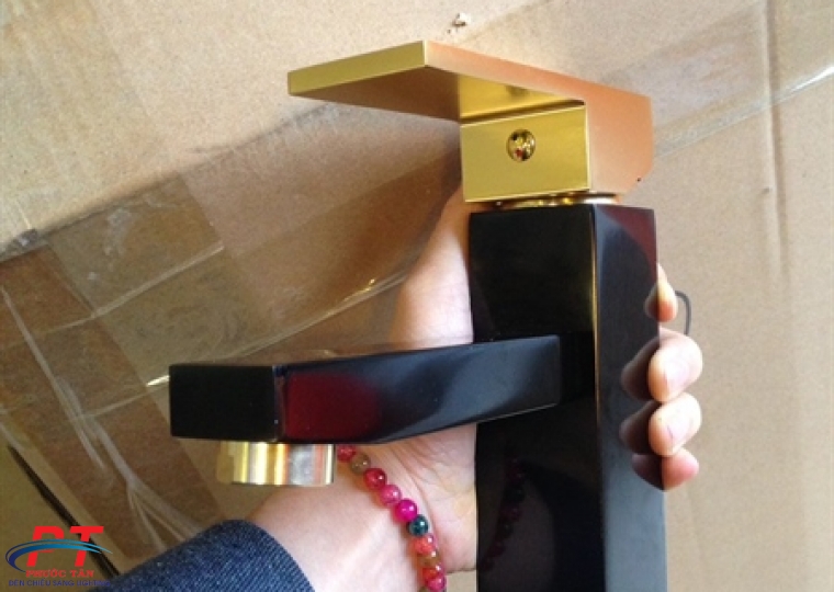 Vòi lavabo vuông đen tay vàng VLVB-87601