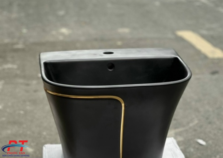 Lavabo khối vuông đen chỉ vàng LVBC13